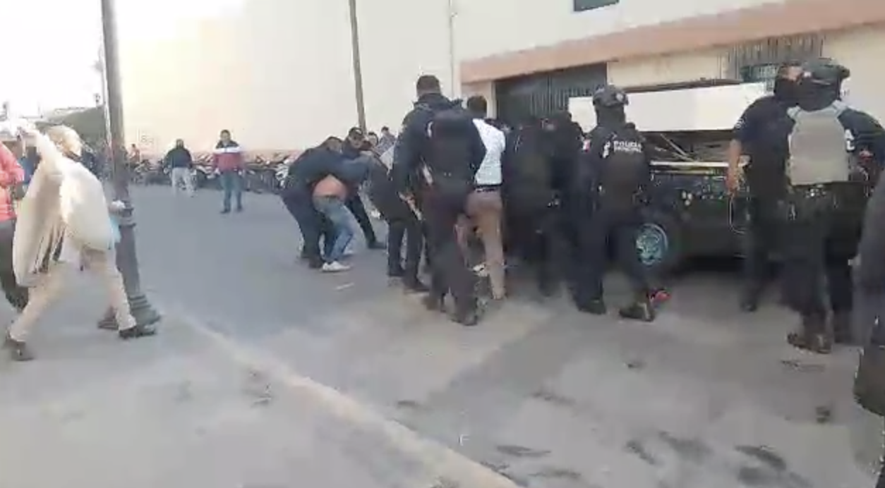 TRASLADO DE COMERCIANTES DE VICTORIA GENERA DISTURBIOS EN PRESIDENCIA MUNICIPAL. HUBO AGRESIONES Y DETENIDOS